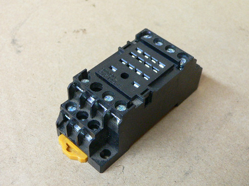 OMRON PYF14A-E RELAY SOCKET 2-M4x10 250VAC 5A250V