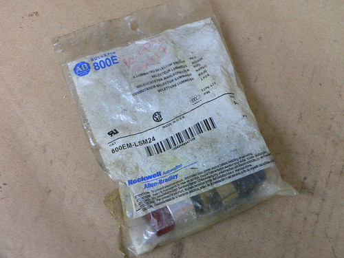 NEW ALLEN BRADLEY 800EM-LSM24 SER A ILLUMINATED SELECTOR SWITCH RED