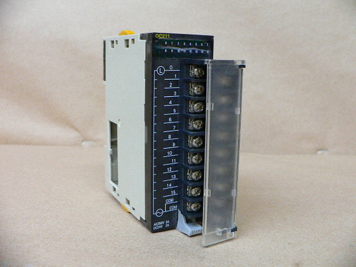 OMRON CJ1W-OC211 CJ1WOC211 OUTPUT MODULE 16 POINT RELAY 2 AMP 250 VAC 24 VDC