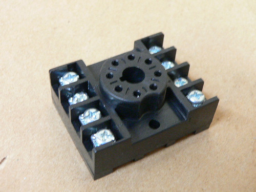 ALLEN BRADLEY 700-HN125 SER A RELAY SOCKET BASE 8 PIN 10A 300V