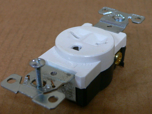 Cooper NOM426 Single Straight Outlet Receptacle 15A-250V