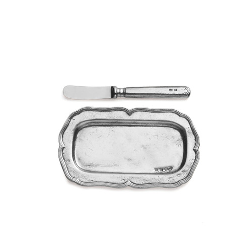 Arte Italica Vintage Butter Tray with Spreader
VIN3656

This pewter butter dish and knife utilizes centuries old techniques and fine Italian craftsmanship. Made with the finest quality pewter, distressed and hand-finished for a rich patina. Italian pewter, Hand made in Italy.

Wipe clean with a damp cloth.

6.75" L X 4" W; 6.25" L