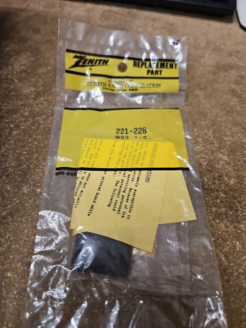 221-228  /ZENITH / IC / DIP  / 2 PIECES /  (qzty)