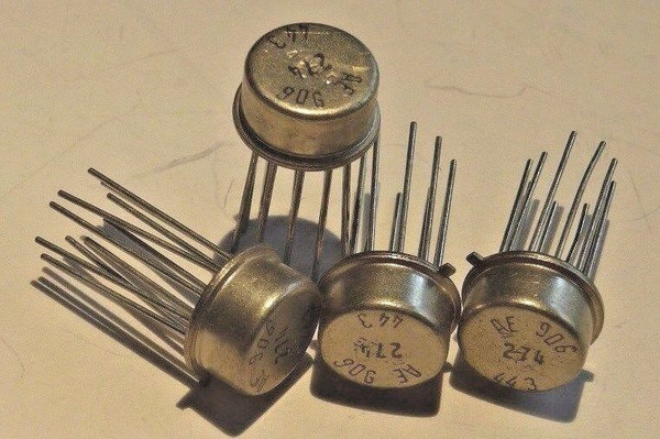AE906 / 4 PIECES / COMPARABLE TO ECG726 , NTE726 (qzty)