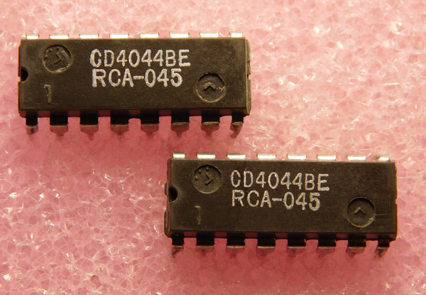 CD4044BE / IC / DIP / 2 PIECES (qzty)