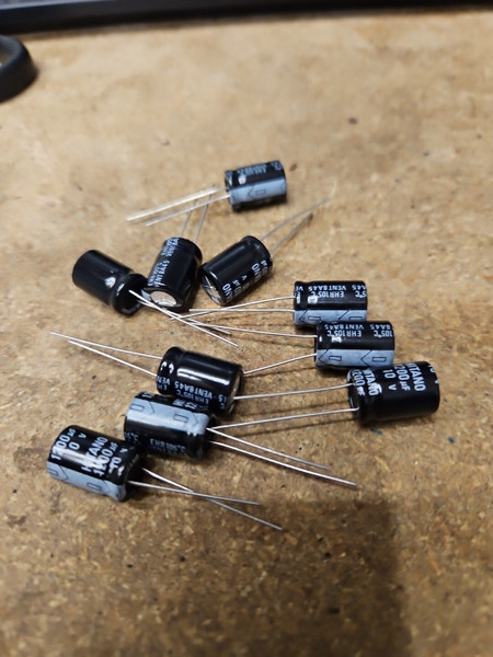 1200uf  10 volt / ELECTROLYTIC CAPACITOR / 105 degree / 5 PIECES (qzty)
