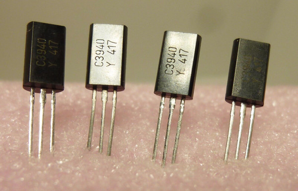 2SC3940 / TRANSISTOR / 4 PIECES  (qzty)