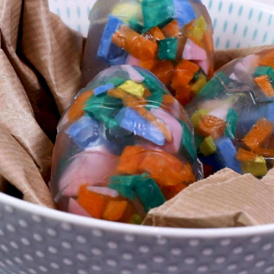 This tutorial shows you all the steps to make a unique soap using colorful embeds.