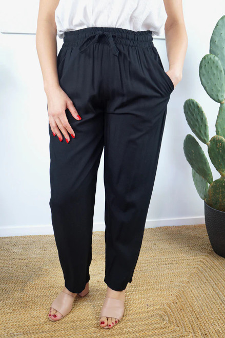 HOLLY PANT BLACK
A casual but very comfortable straight leg pant made from rayon with elastic drawstring waist and pockets. Available sizes S/M 8-10, L/XL 12-14, 2XL 16-18
                         

MEASUREMENTS

                        8-10	12-14	 16-18
LENGTH	100cm	100cm	100cm
1/2 WAIST	40cm	42.5cm	 45cm
FULL STRETCH WAIST	50cm	55cm	60cm