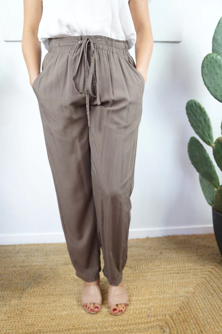 HOLLY PANT TAUPE
A casual but very comfortable straight leg pant made from rayon with elastic drawstring waist and pockets. Available sizes S/M 8-10, L/XL 12-14, 2XL 16-18
                         

MEASUREMENTS

                        8-10	12-14	 16-18
LENGTH	100cm	100cm	100cm
1/2 WAIST	40cm	42.5cm	 45cm
FULL STRETCH WAIST	50cm	55cm	60cm