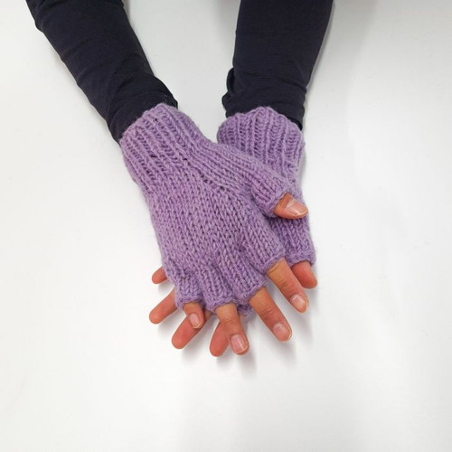 FINGERLESS GLOVE PURPLE
100% wool and fully fleecy lined