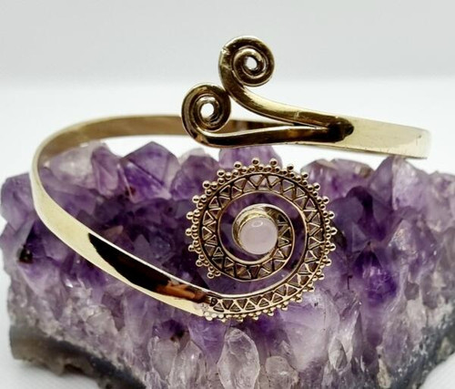 BRASS UPPER ARM BANGLE ROSE QUARTZ
Beautiful boho brass upper arm bangle – get ready for the summer festivals!!!