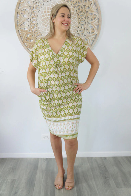 SUNDRENCHED CRUISER DRESS SCOLLAPS OLIVE
The Cruiser Dress is simple and comfortable for those warm summer days. This rayon garment is lightweight and falls beautifully on ladies of any size. Features capped sleeves, v-neckline with a pleated detail & pockets.
Available in sizes 8-12, 14-16 & 18-20

                          MEASUREMENTS
                       8-12	14-16	18-20
LENGTH	95cm	97cm	99cm
BODY	        57cm	62cm	68cm
