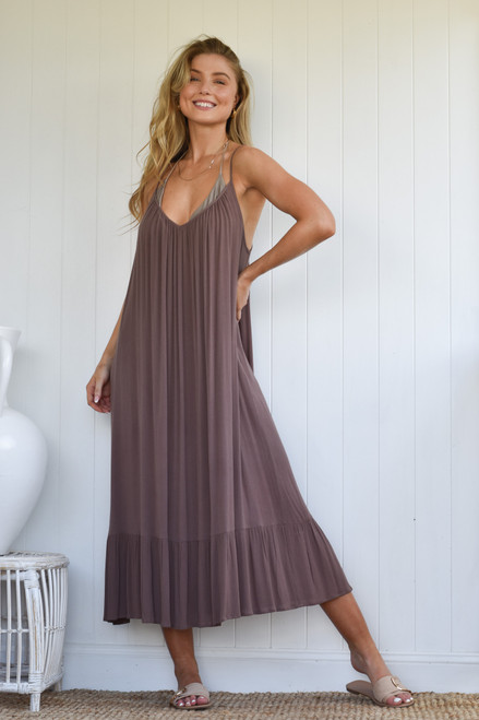 ZEN GARDEN CASSIE DRESS CHOC
Spaghetti strap with back tie
3/4 length with wide frill hem
100% rayon