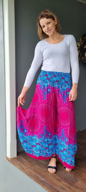 Ombak Flared Pant Pink
Thes stunning pants are so comfy

Look and feel great!

Gorgeous colour combinations 

One size fits from 8 to 16

Rayon