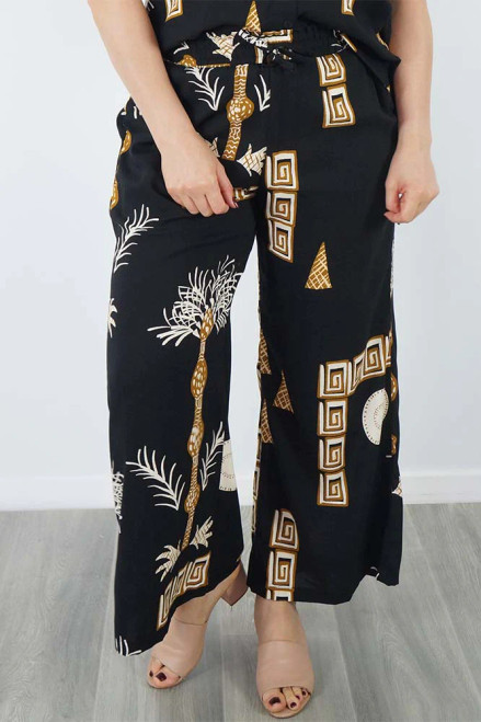 Sundrenched Wide Palm Pant Black
Super comfy
Wide elastic waist with drawstring
100% rayon

