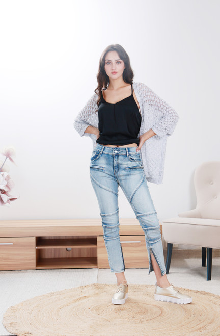 2022 Jeans Detailed
Stunning acid wash jeans
Zip detail and stitching down legs
Zip opening at ankles
5 pocket
73% cotton
25% poly
2% elastane