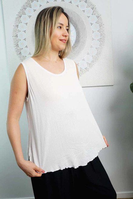 Sundrenched Diamond Top White
A great plain top for any occasion, made from crinkle rayon and available in sizes S/M (10-12), L/XL (14-16), 2XL (18-20)
                          MEASUREMENTS

                       10-12	14-16	18-20
LENGTH	67cm	69cm	72cm
BODY	        49cm	54cm	59cm
