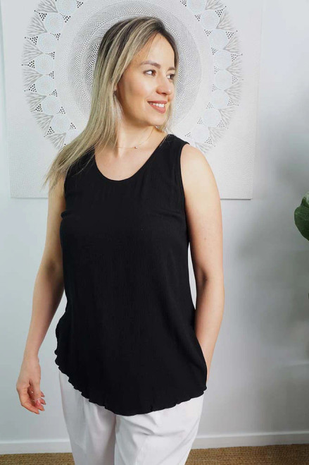 Sundrenched Diamond Top Black
A great plain top for any occasion, made from crinkle rayon and available in sizes S/M (10-12), L/XL (14-16), 2XL (18-20)
                          MEASUREMENTS

                       10-12	14-16	18-20
LENGTH	67cm	69cm	72cm
BODY	        49cm	54cm	59cm
