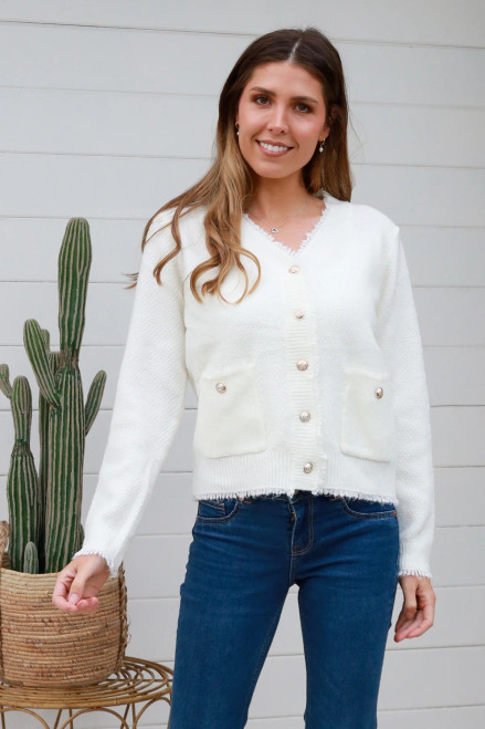 Charlotte The Label Knit Top Cardi White
Cute with gold buttons & 2 front pockets
Free size fits up to 14/16
69% polyester 
23% acrylic
6% wool
2% spandex