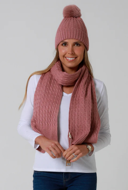 Beanie Pom Pom Pink
Cable knit with Pom Pom
Super soft & warm 
100% polyester