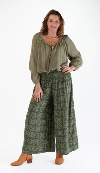 DOLLY Wide Legged Pants Sage

Super comfortable and so easy to wear – they look and feel great.

Team them up with the ROSE Top and either the FREYA Short Jacket or the DKM Short Kimono for the perfect look

Elastic waistband for comfort, these pants come in one size and fit from Size 8 through to Size 16+