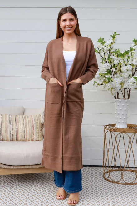 Charlotte Long Cardi Brown
Lovely soft & warm 
2 front pockets
Side splits from knee
50% acrylic
28% polyamide
22% viscose