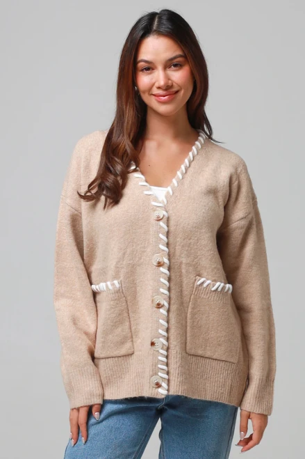 Charlotte Top / Cardi Stitch
Soft & warm
Button up front
2 front pockets
15% Wool
37% Acrylic
28% polyamide
20% polyester

