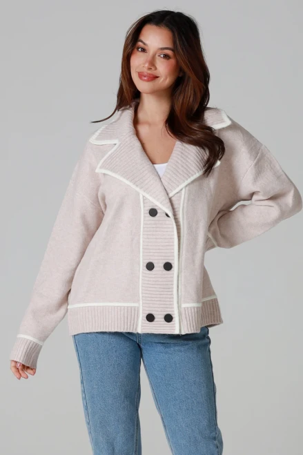 Charlotte Top / Cardi Beige
Soft & warm not to mention stunning
Double breasted Button up front with a collar
35% Wool
65% Acrylic
