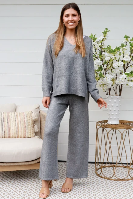 Charlotte Jumper Grey
Nice thick & warm
V neck
small split at sides with hi low hemline

50% Acrylic
28% polyamide
22% viscose