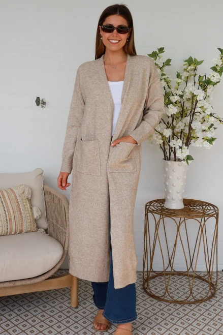 Charlotte Long Cardi Cream
Soft, thick & warm

2 front pockets
Fits up to 18 comfortably
50% Acrylic
28% polyamide
22% viscose