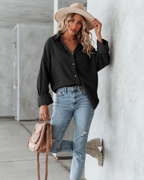 Mutig Corduroy Shacket Black
2 chest pockets
Button Front
Relaxed Fit
Corduroy Shacket
Cotton/Polyester