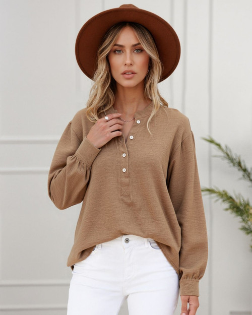 Mutig Top Mocha

Button up at front
Long sleeves
Relaxed fit
Viscose blend