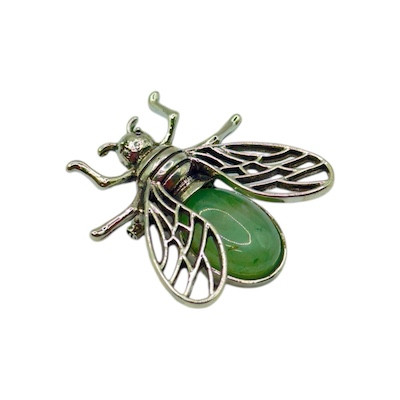 Brooch Bee Green Aventurine
Size - 3.5cm L  3.5cm W
Aventurine -A stone of Healing & prosperity. Mental agility, see potentials, brings optimism, creativity, imagination, motivation, leadership, friendship, gambling luck, good fortune, career success, protection. A soothing heart chakra stone. So brings happiness, peace, opening heart. Strong healing, vision (physical), blood, headaches, sleep disorders, circulatory system.
