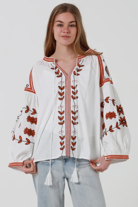 Salty Palm Julie Top Tan
Gorgeous embroidered with black
Tie neck
Long puff sleeve with button

100% cotton