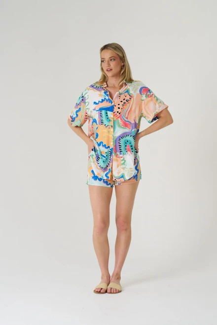 Shirt Danayra

100% Rayon 

Functional side pockets.
Comfortable, flowy fit for all-day wear.
Perfect for spring/summer, holiday, and resort collections.
