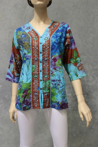 Overdye Button Top Blue
Cute little everyday blouses are always handy: Here’s one in assorted patch worked florals over dyed to match
Cute as a button!

Assorted florals panelled and accented with applied braid and ari embroidery
Three quarter sleeves
Side splits
False button front (Pull on top)

Please Note: each of these tops is unique as all florals are combined in different ways.
Items will vary from picture but we will make sure to select a pretty item for you.

Onesize: fits 8-12/14