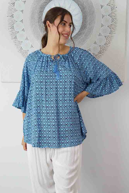 Sundrenched Marrakesh Top Aqua
Classic flat rayon style Top in "Sierra" print with small bell arms and round neckline with tassel trims and tie. Available in 2 sizes.

                             MEASUREMENTS

                                       10-14	16-20
LENGTH	               64cm	66cm
BODY	                       62cm	70cm
SLEEVE LENGTH     46cm	47cm
