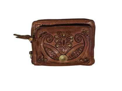 Art N Vintage Goa Wallet Brandy
Embellished with brass studs
1 zip compartment holding 10 card holders and 2 money sleeves
1 outer zip compartment for coins etc
Approx 16 x 10 x 4cm
Art N Vintage leather bags are made from raw cowhide leather and each finished piece is dip dyed, dried, tumbled and hand finished to achieve a unique vintage look with natural markings.

