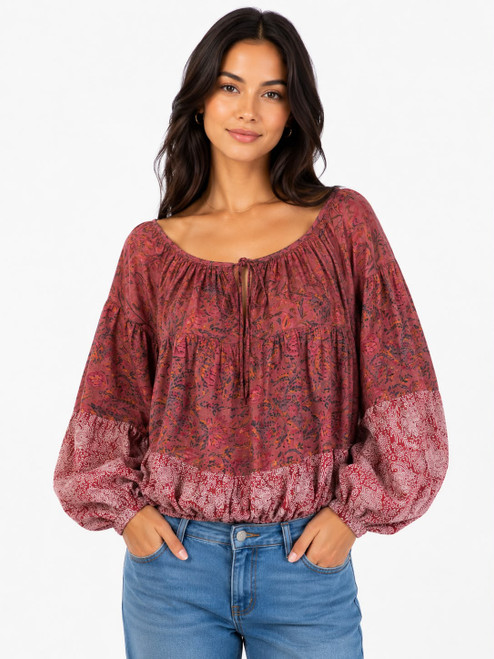  Ladies top
Batwing style
Tie neckline
Elastic at wrists & hemline
100% cotton
Free size fits up to 16
balloon style