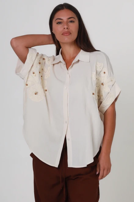 Salty Palm Embroidered Shirt
Over sized, can size down with this one
Cuffed sleeve
Embroidery & beads
65% cotton
25% viscose
10% nylon