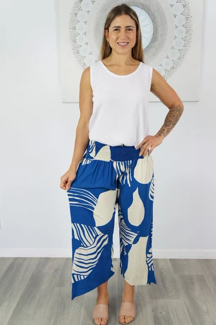 3/4 Bazaar Pant Footprint Blue
Crafted with a shirring elastic waist, wide leg, and adjustable ties, the 3/4 Bazaar pant is the perfect everyday garment for sizes 10-16.

Its free size design ensures comfort and can be styled with a classic tied or untied leg.