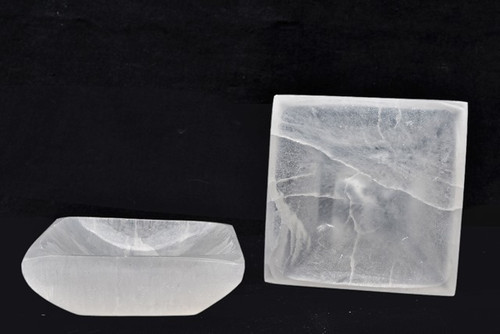 Selenite Square Bowl 
Delightful way of cleansing your crystals & jewellery
approx 10cm in diameter
