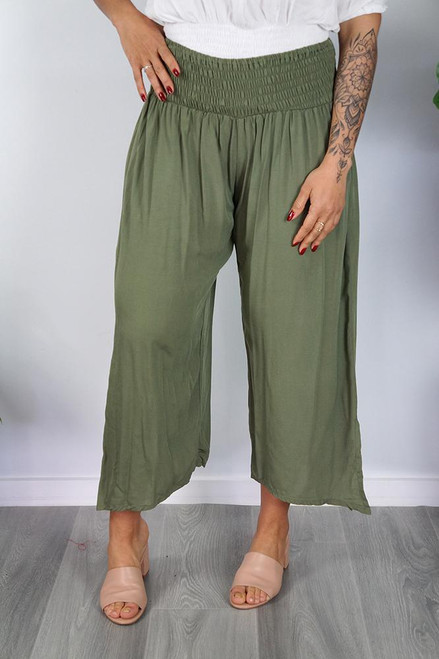 SD Bara 3/4 Pant Sage

Elastic waist with splits at sides.
one size fits 10-16
