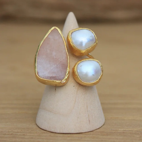 Rose Quartz & Pearl Ring Gold

Handcrafted in 24ct gold plated brass

Nickel Free

Adjustable