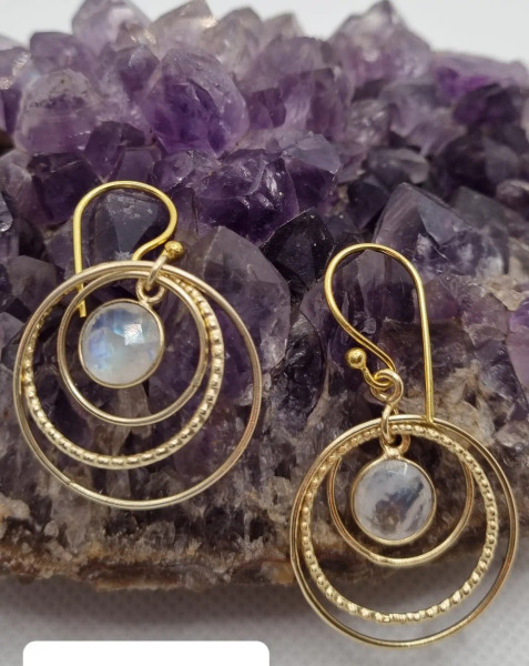 BOHO BRASS EARRING CIRCLES MOONSTONE

Lovely drop earrings with gemstones