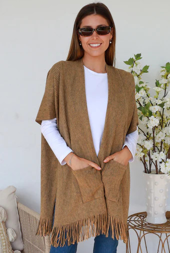 Open Poncho Caramel

2 front pockets
Tassels
Acrylic