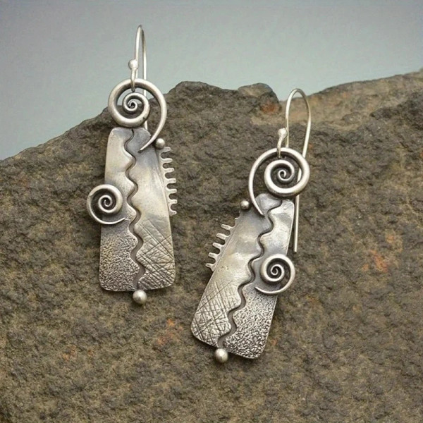 Earring Vintage Zig Zag
These earrings offer a unique, handcrafted charm.
Are a stylish accessory for any fashion-forward individual.

Crafted from durable zinc alloy, these earrings offer lasting shine and a lightweight feel.
Approx 4x1.5cm