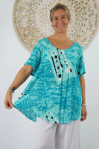 Sundrenched Top Dots Mint
A flowy top with sleeves made from a cool crinkle rayon for those hot summer days. Sizes available 10-16, 18-22

                          MEASUREMENTS

                                      10-16	18-22
LENGTH	              78cm	80cm
BODY	                      59cm	63cm
SLEEVE LENGTH	22cm	24cm
