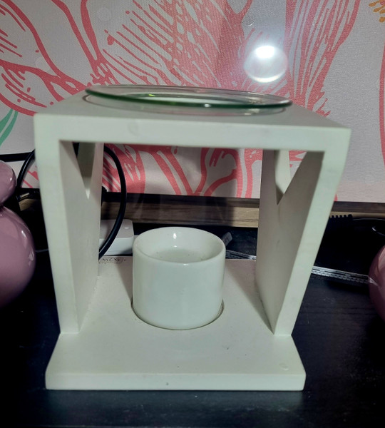 Oil Burner
Lovely painted wooden design with glass water & oil bowl
Removeable T Lite holder for easy access
Approx 12 x  12 x 12.5H cm